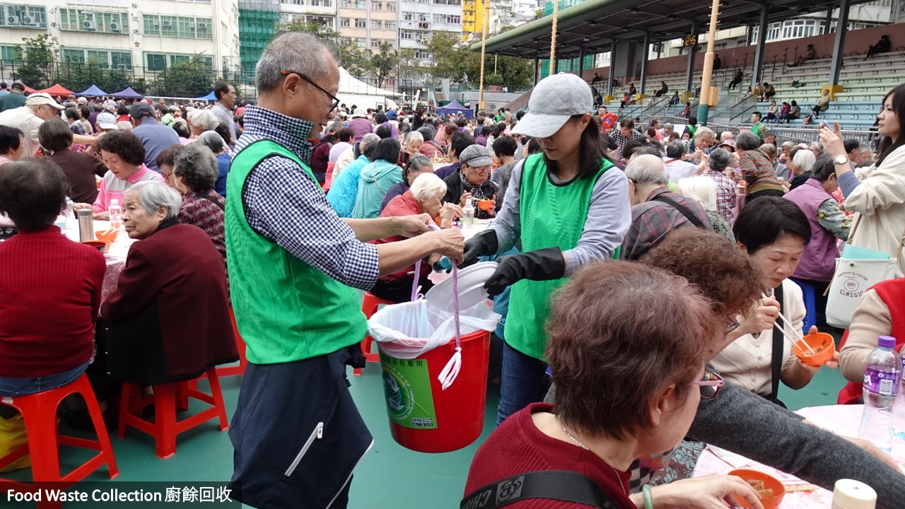 环保大使在盆菜宴席期间协助收集厨余