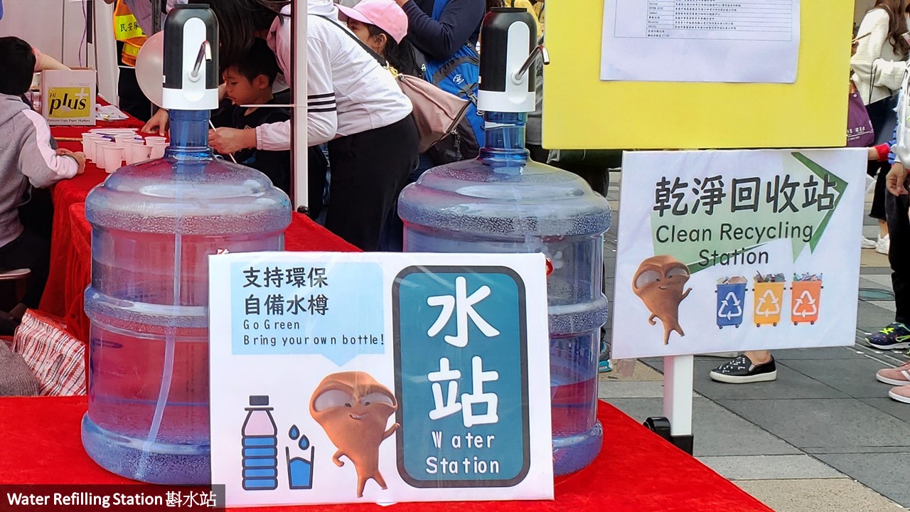 放置两瓶桶装水的斟水站