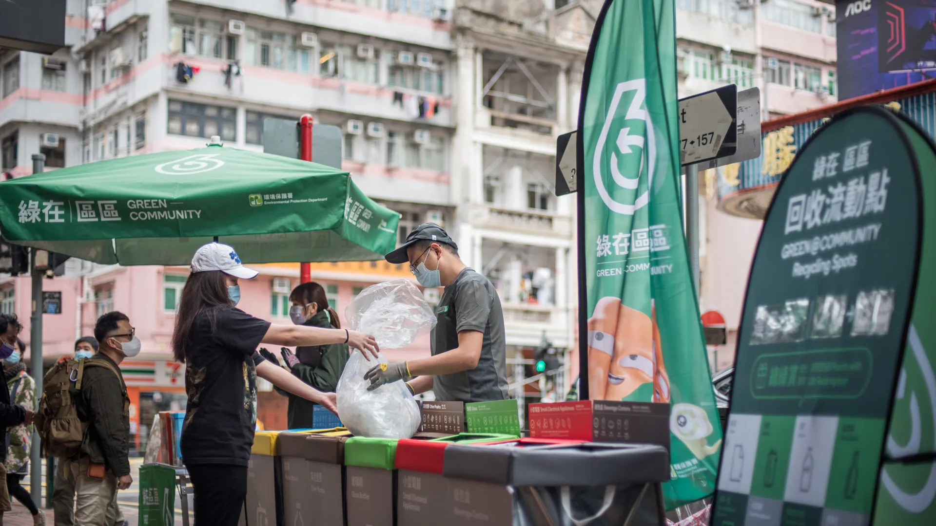不同年龄层的市民一同参与分类回收