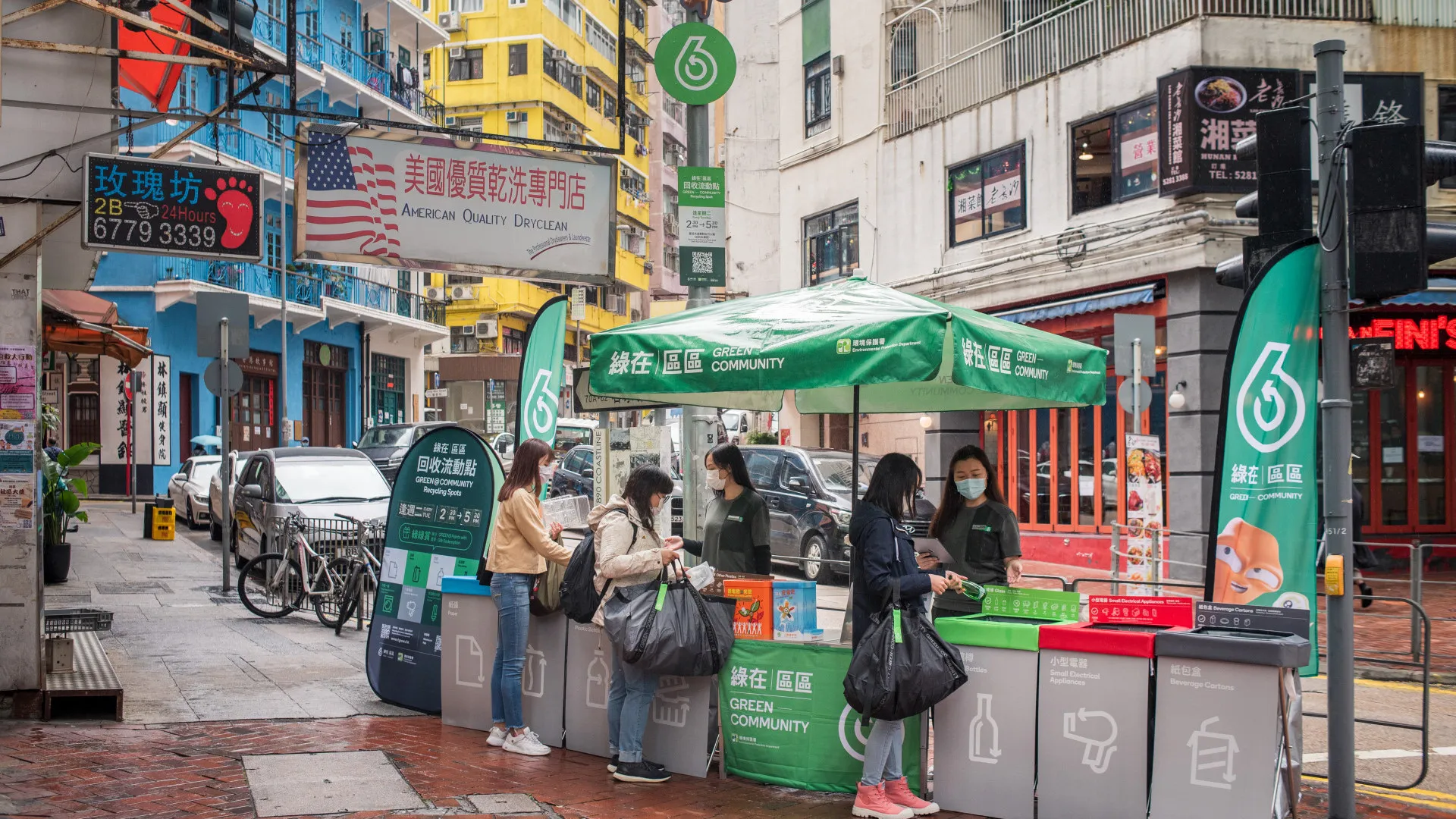 不同年龄层的市民一同参与分类回收
