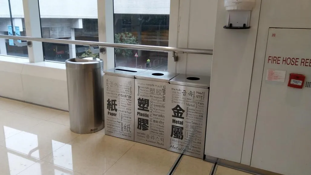 不同废物分类回收桶的种类.包括纸,金属,塑胶,光管及充电池