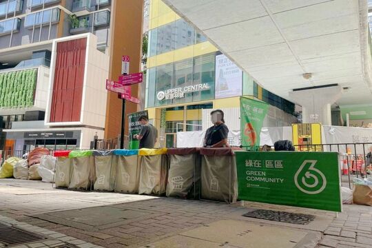 中环坚道行人路 (近些利街行人天桥底)