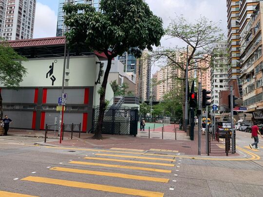 旺角洗衣街与山东街交界， 麦花臣游乐场对出行人路