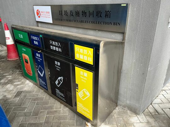 青衣西南游泳池 (近游泳池入口收费闸机 (付费范围内))