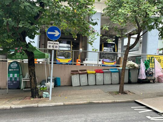 香港南区田湾街田湾邨巴士总站对出行人路