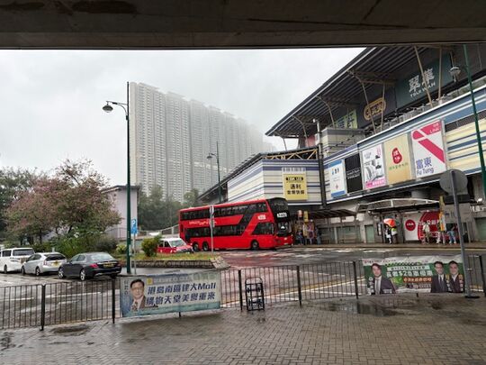 东涌达东路近东涌站对出行人路（行人天桥底）