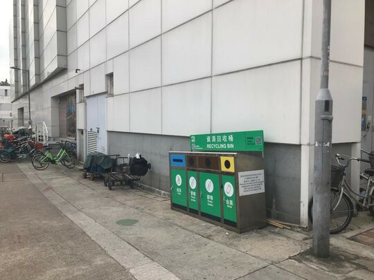 坪洲露坪街天后庙前垃圾筒站旁