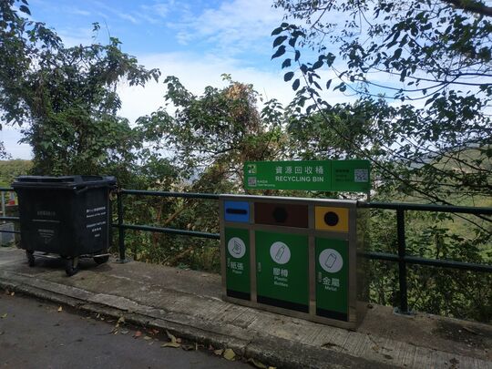 观坪路近灯柱EB2976及告示版旁