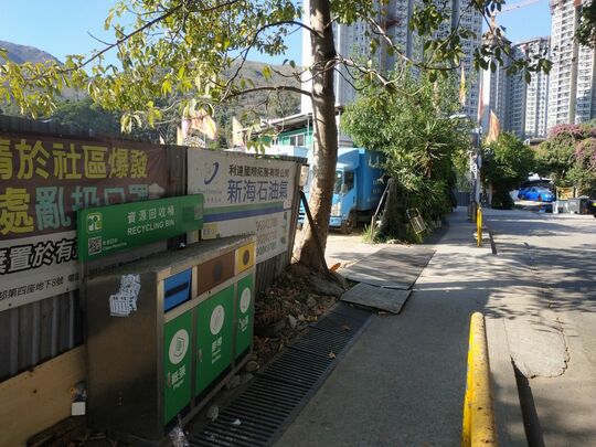 塘亨路路边垃圾桶站侧(明煌花园对面)