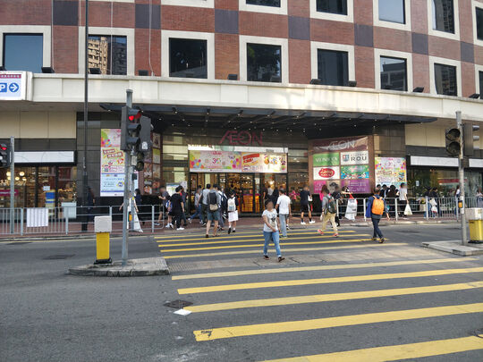永旺(香港)百貨有限公司 - 荃灣大河道88號灣景廣場購物中心地下至3樓全層