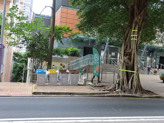 西营盘港铁站C出口对出行人路