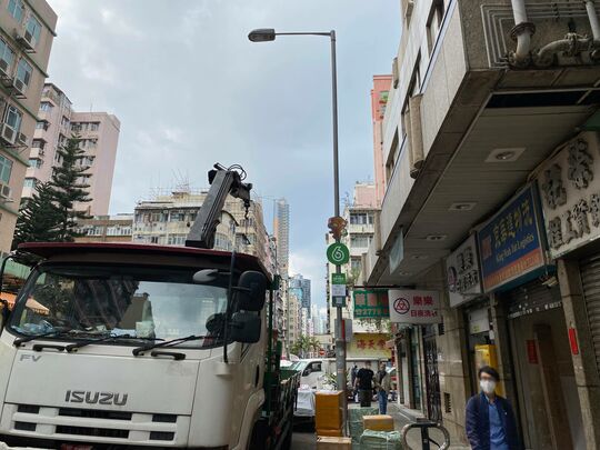 深水埗南昌街与福荣街交界， 南昌街182 号对出行人路
