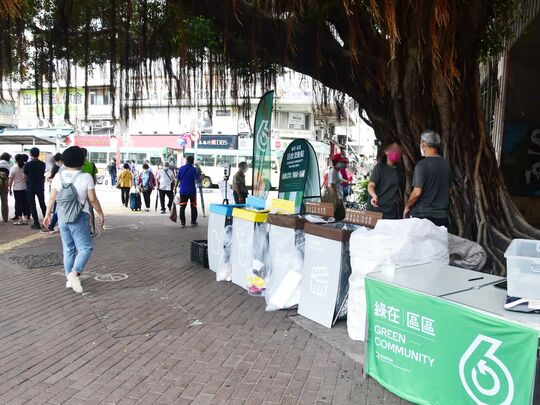 香港仔巴士总站行人隧道对出行人路(近天桥底)