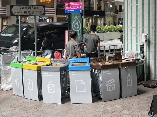 湾仔港铁站A1出口对出行人路