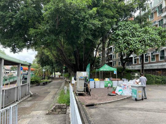 天水围塘坊村轻铁站对出行人路