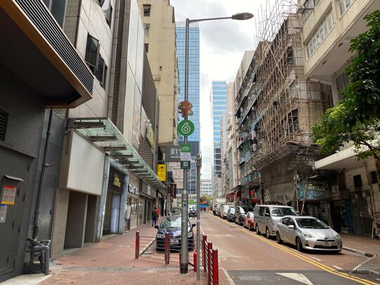 油麻地金峰大厦（弥敦道241至243号）对出行人路