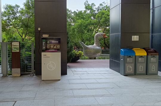 迎海第十八座與十九座之間的地下回收設施旁