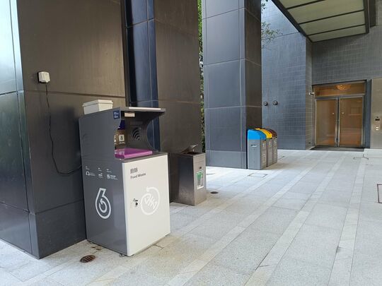 迎海第十八座與十九座之間的地下回收設施旁