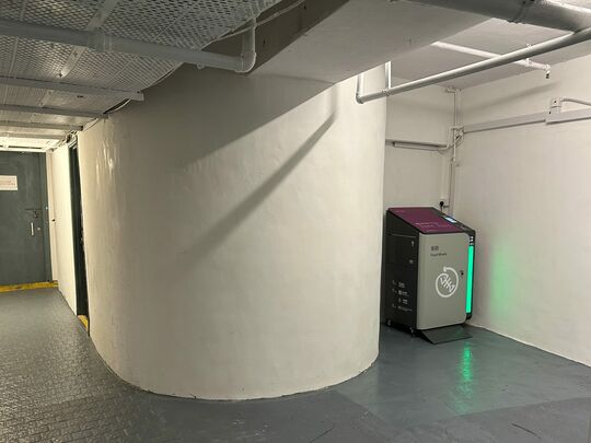 宝马山花园时租停车场自动贩卖机后