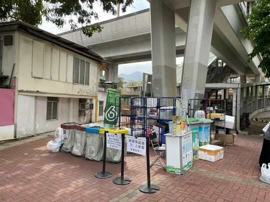 屯門藍地輕鐵站側行人路空地位置