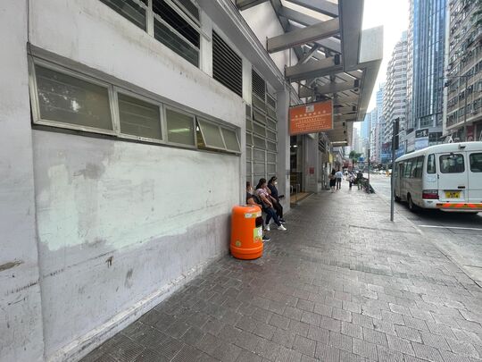 灣仔駱克道市政大廈對出駱克道行人路