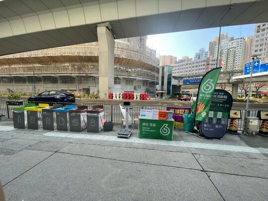 葵青青山公路葵涌段和记新村天桥附近行人路