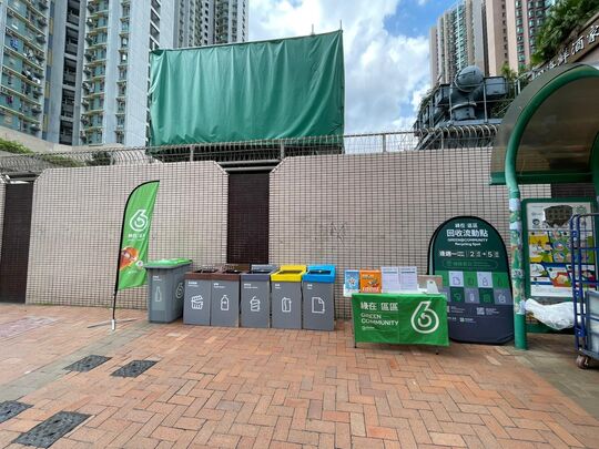 青衣灏景湾购物中心对出青敬路行人路