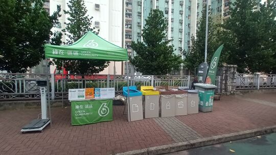 天水围天逸轻铁站侧行人路