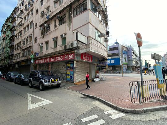 九龍城土瓜灣道112號對出行人路