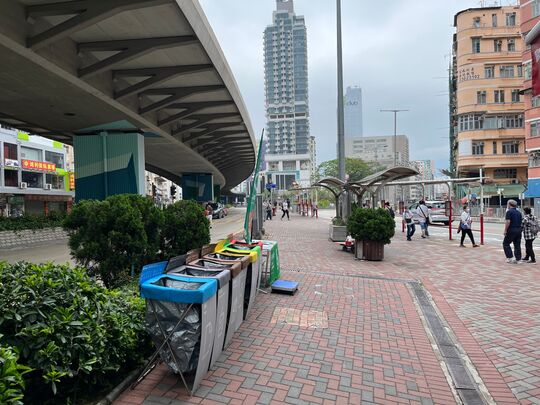 九龍城馬頭圍道220號漆馬大厦對出行人路