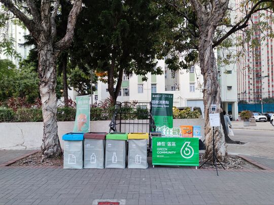 九龍灣啟仁街（近麗晶花園）對出行人路