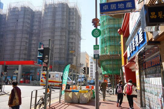 深水埗東蘭閣（東沙島街167B至E號）對出行人路