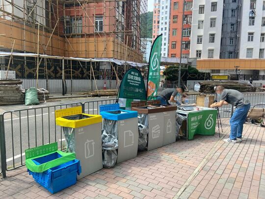 南區漁光道石排灣邨碧銀樓對出行人路